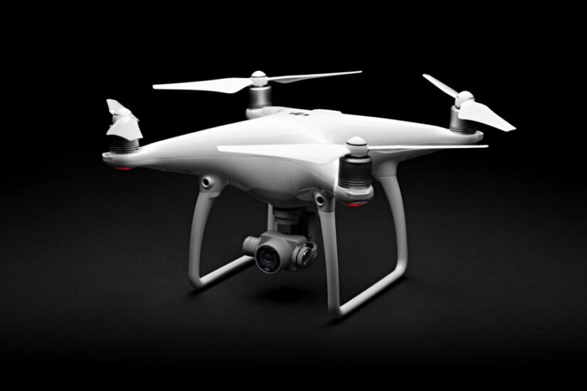 filmowanie zaawansowanym technologicznie dronem